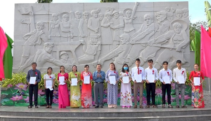 Xây dựng Đảng từ việc nâng cao chất lượng và phát triển đảng viên