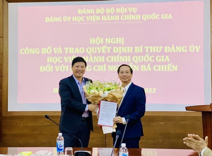 Trao Quyết định bổ nhiệm Bí thư Đảng ủy Học viện Hành chính Quốc gia nhiệm kỳ 2020-2025