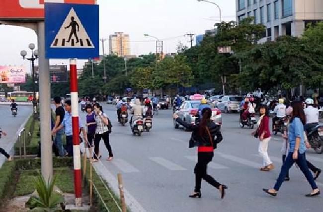 Người đi bộ sang đường không đúng quy định có bị xử phạt
