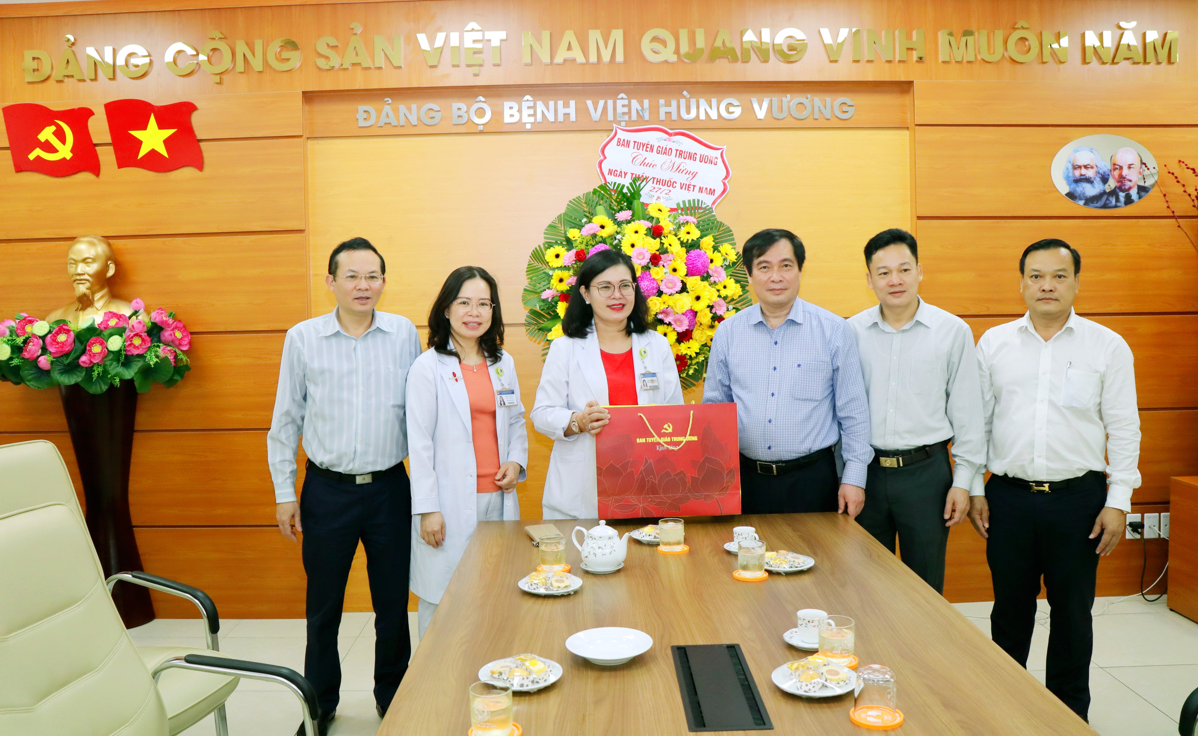 Thăm, chúc mừng các cá nhân, đơn vị ngành y tế TP Hồ Chí Minh