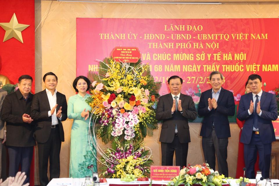 Lãnh đạo thành phố Hà Nội thăm, chúc mừng các đơn vị y tế