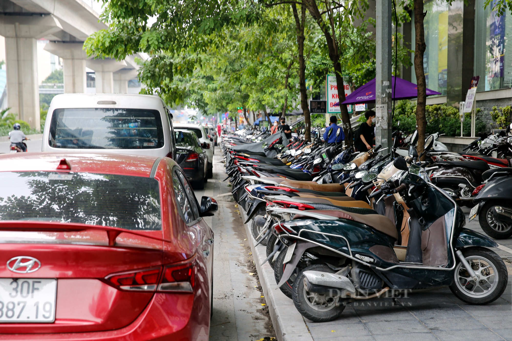Hà Nội “Cuộc chiến” cam go giành lại vỉa hè cho người đi bộ