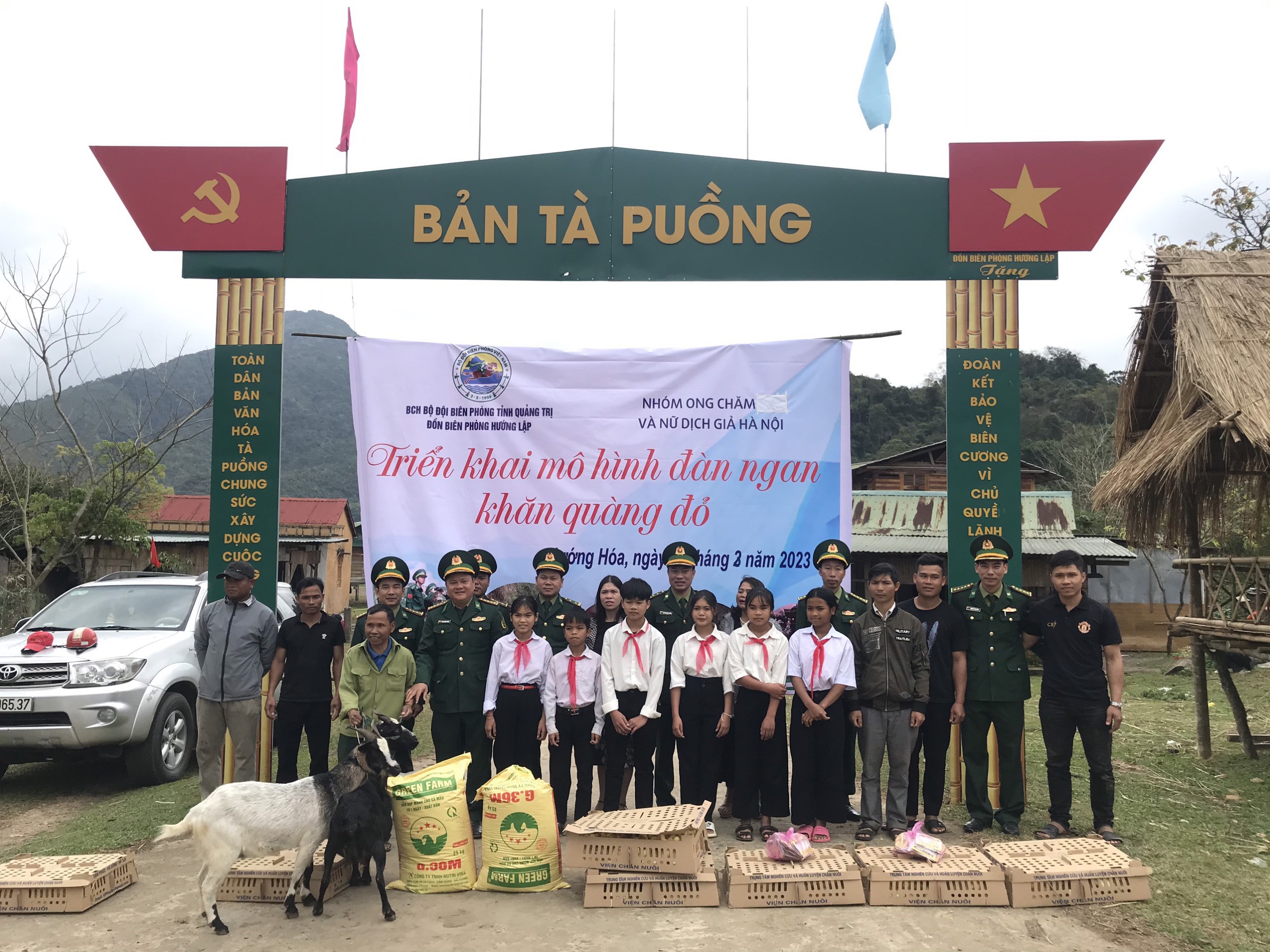 BĐBP Quảng Trị Tặng con giống cho các gia đình miền núi khó khăn