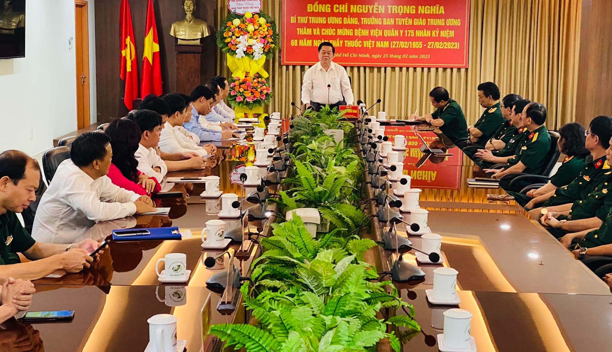Trưởng ban Tuyên giáo Trung ương thăm, chúc mừng các đơn vị y tế tại TP Hồ Chí Minh