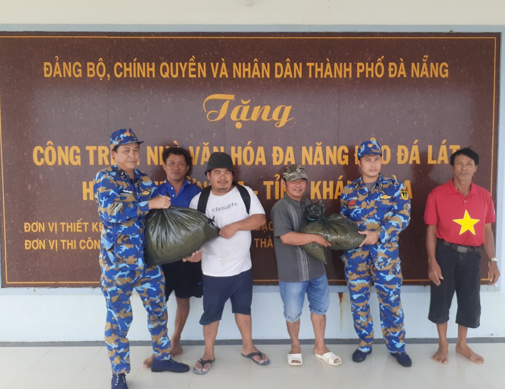 Vùng 4 Hải quân kịp thời hỗ trợ ngư dân
