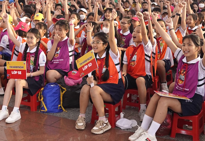 Thiếu nhi Quảng Trị đi bộ góp sức tặng 02 công trình “Sân chơi tái chế”