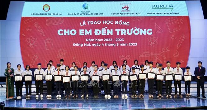Trao 400 suất học bổng giúp học sinh nghèo vượt khó