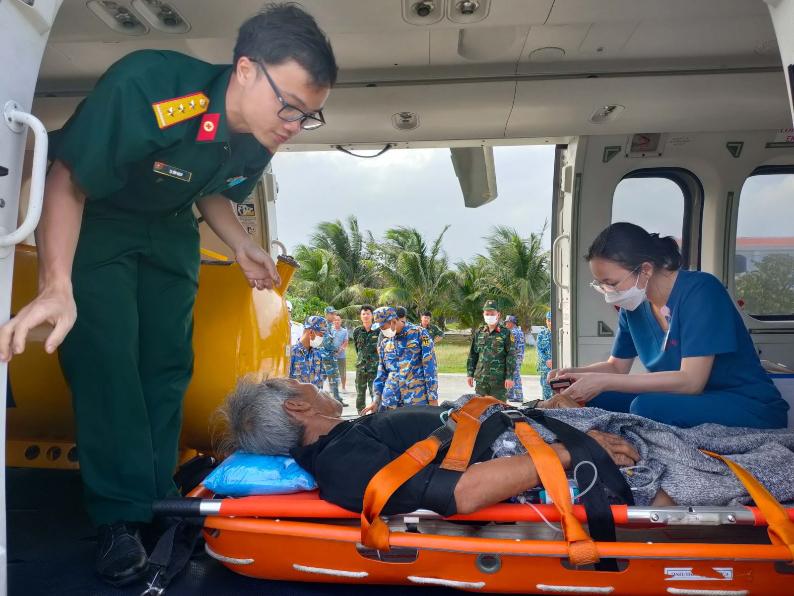Trực thăng EC 225 đưa ngư dân từ đảo Song Tử Tây vào bờ chữa trị bệnh