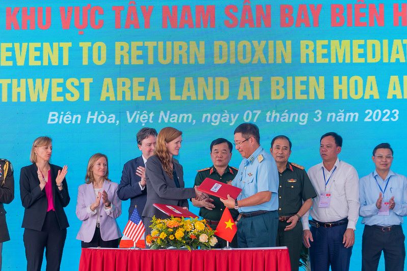 Bàn giao gần 3ha đất đã qua xử lý dioxin ở sân bay Biên Hòa