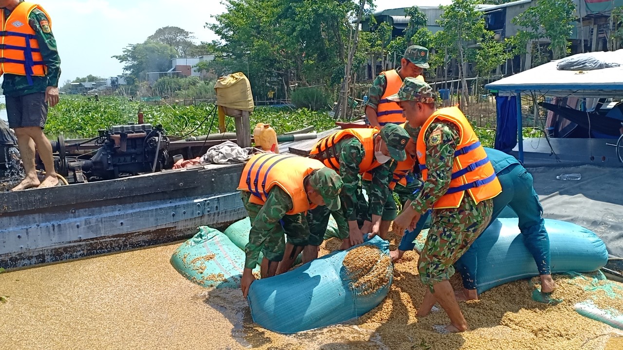 Bộ đội Biên phòng An Giang kịp thời cứu nạn ghe chở lúa bị chìm