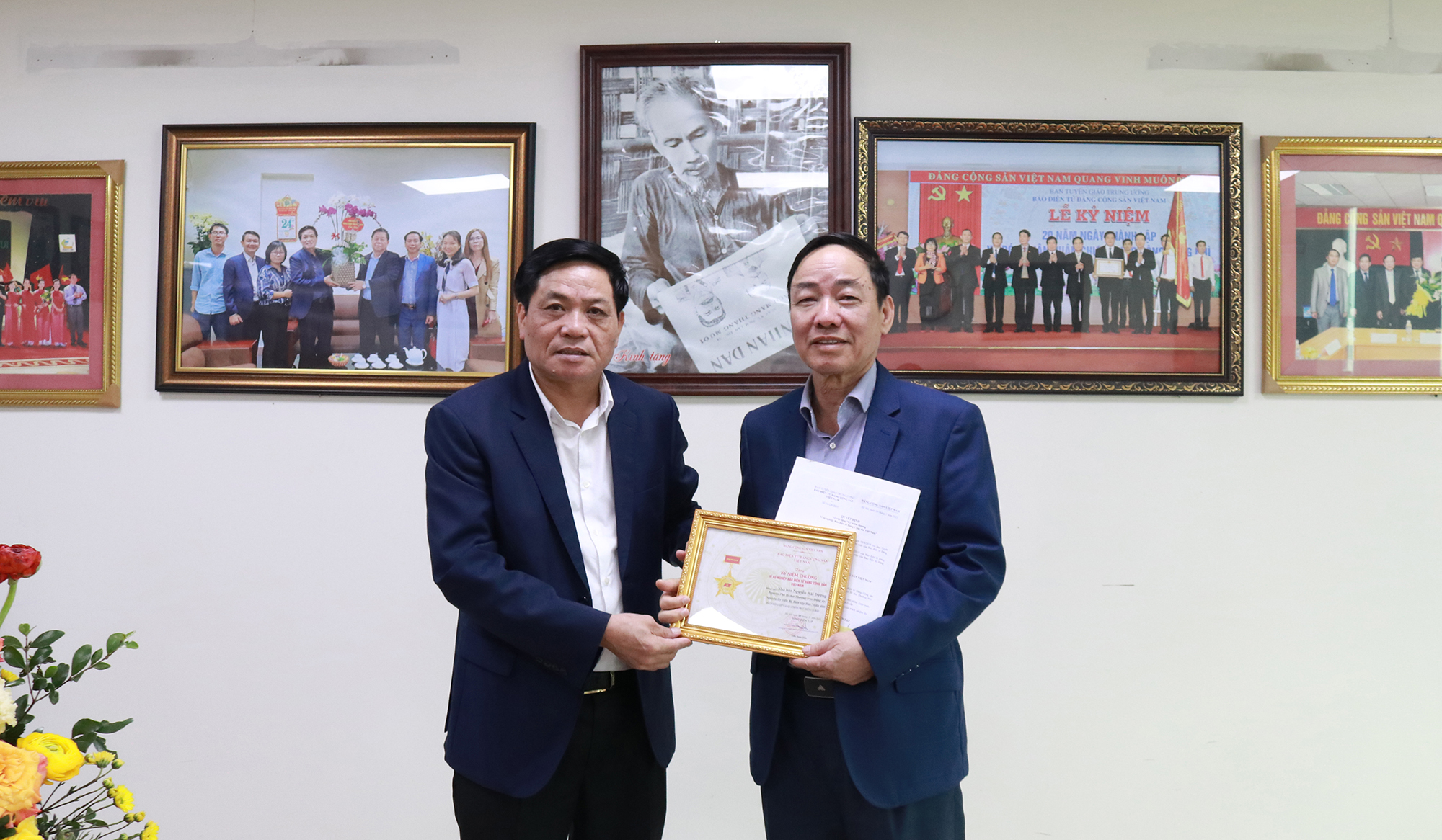 Trao Kỷ niệm chương Vì sự nghiệp Báo điện tử Đảng Cộng sản Việt Nam tặng nhà báo Hải Đường