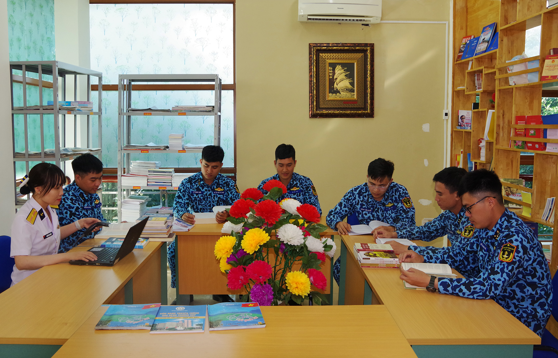 Bộ đội tàu ngầm sáng tạo xây dựng văn hóa đọc
