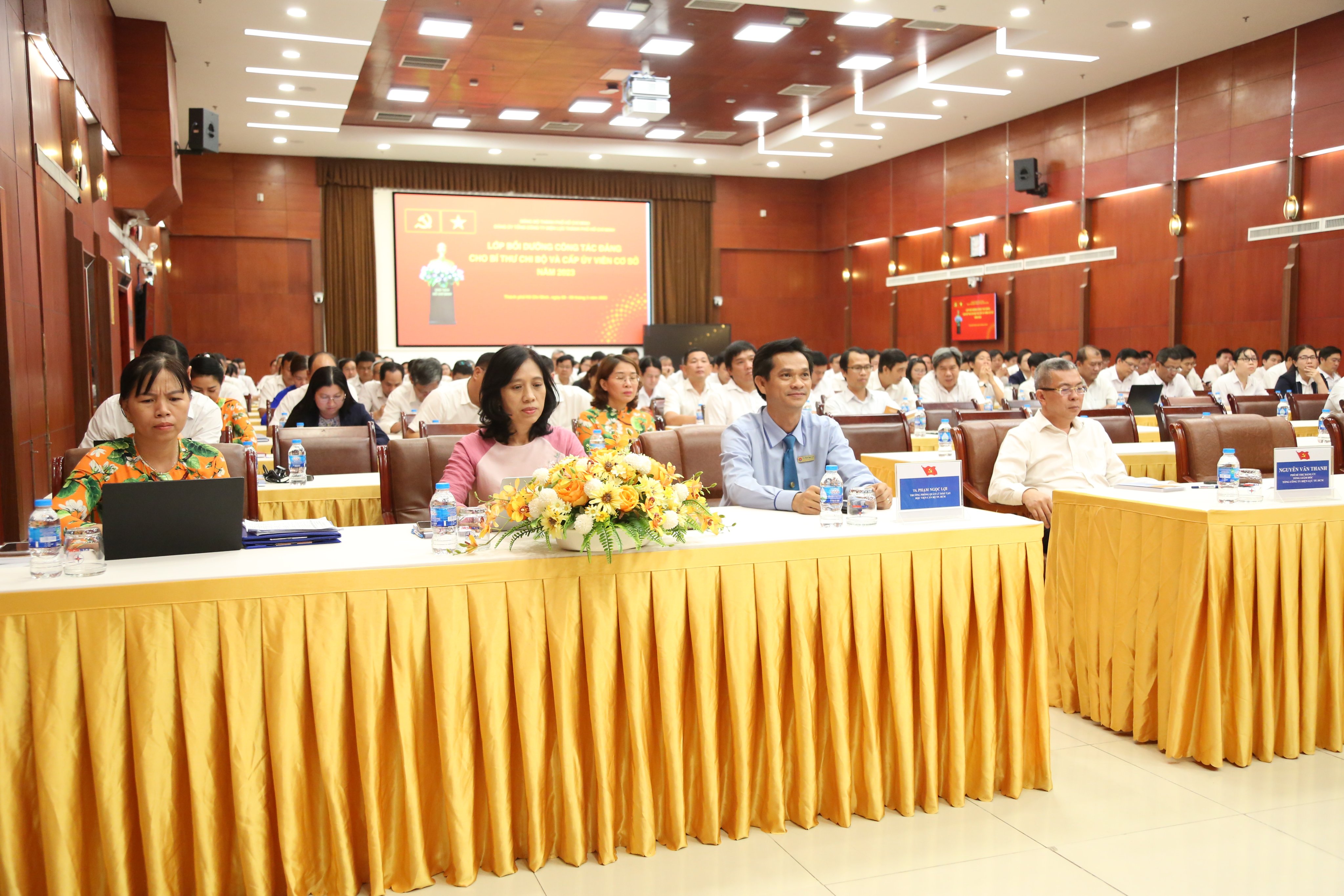 Đảng ủy EVNHCMC tổ chức bồi dưỡng công tác đảng cho bí thư chi bộ và cấp ủy viên cơ sở