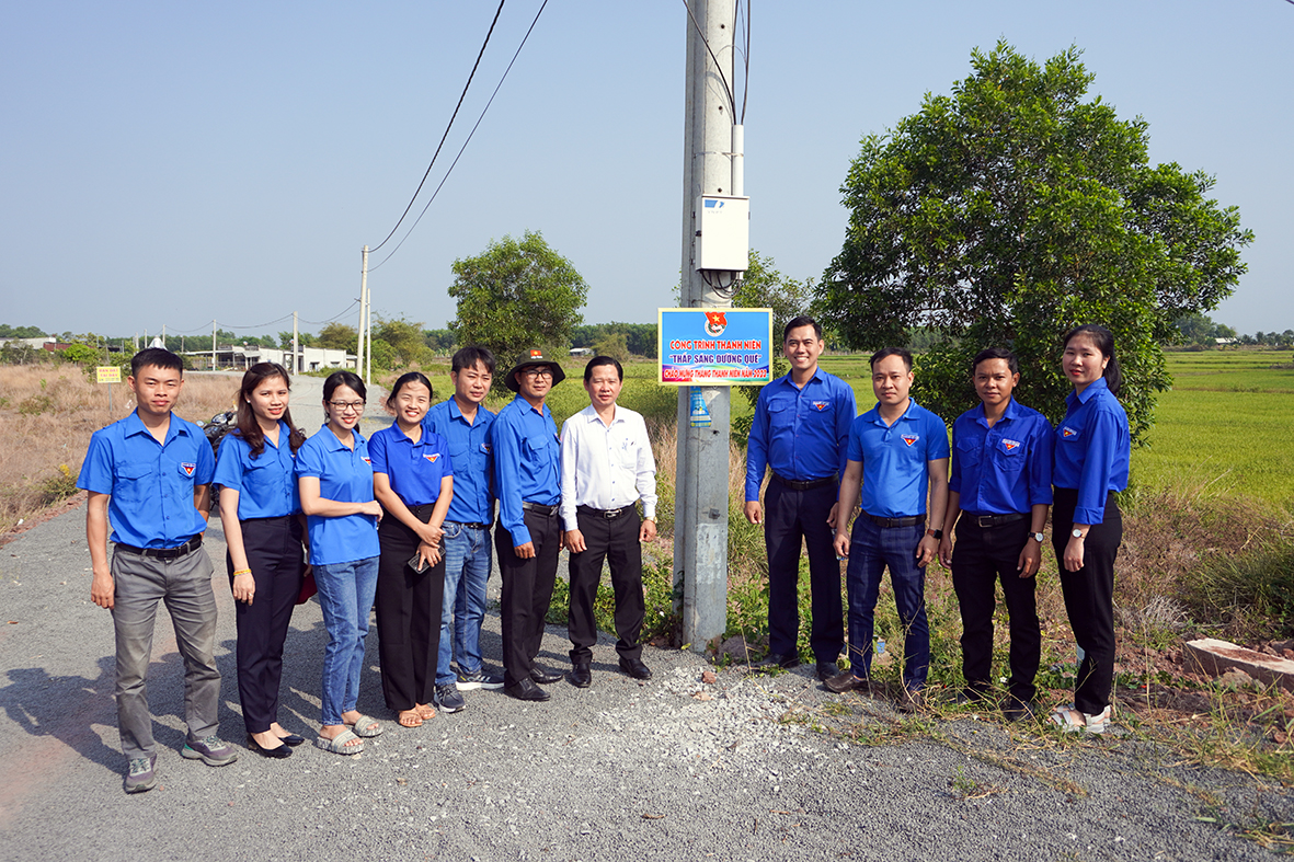 Tuổi trẻ Bà Rịa - Vũng Tàu bàn giao Công trình thanh niên “thắp sáng đường quê”