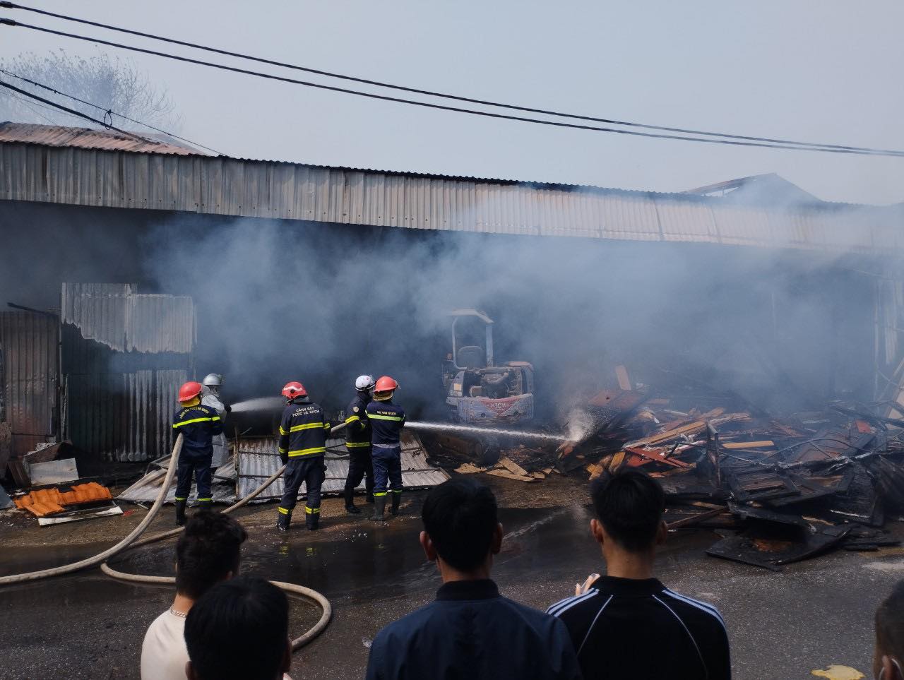Hà Nội Kịp thời ngăn vụ cháy lan vào cây xăng và nhà dân