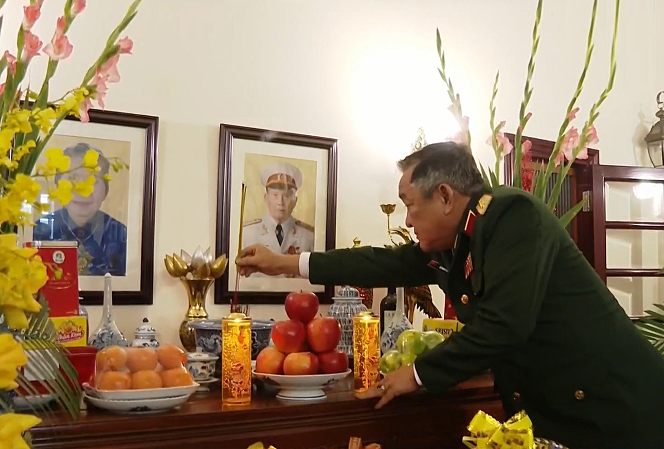 Dâng hương tưởng niệm Đại tướng Chu Huy Mân