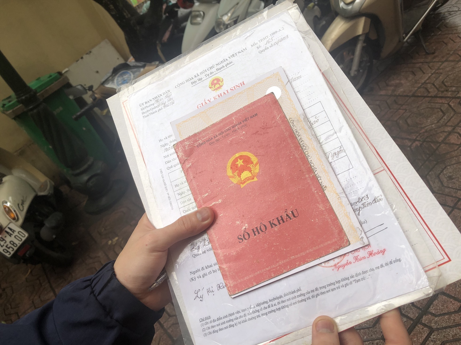 Không được yêu cầu người dân xuất trình giấy xác nhận cư trú khi giải quyết thủ tục hành chính