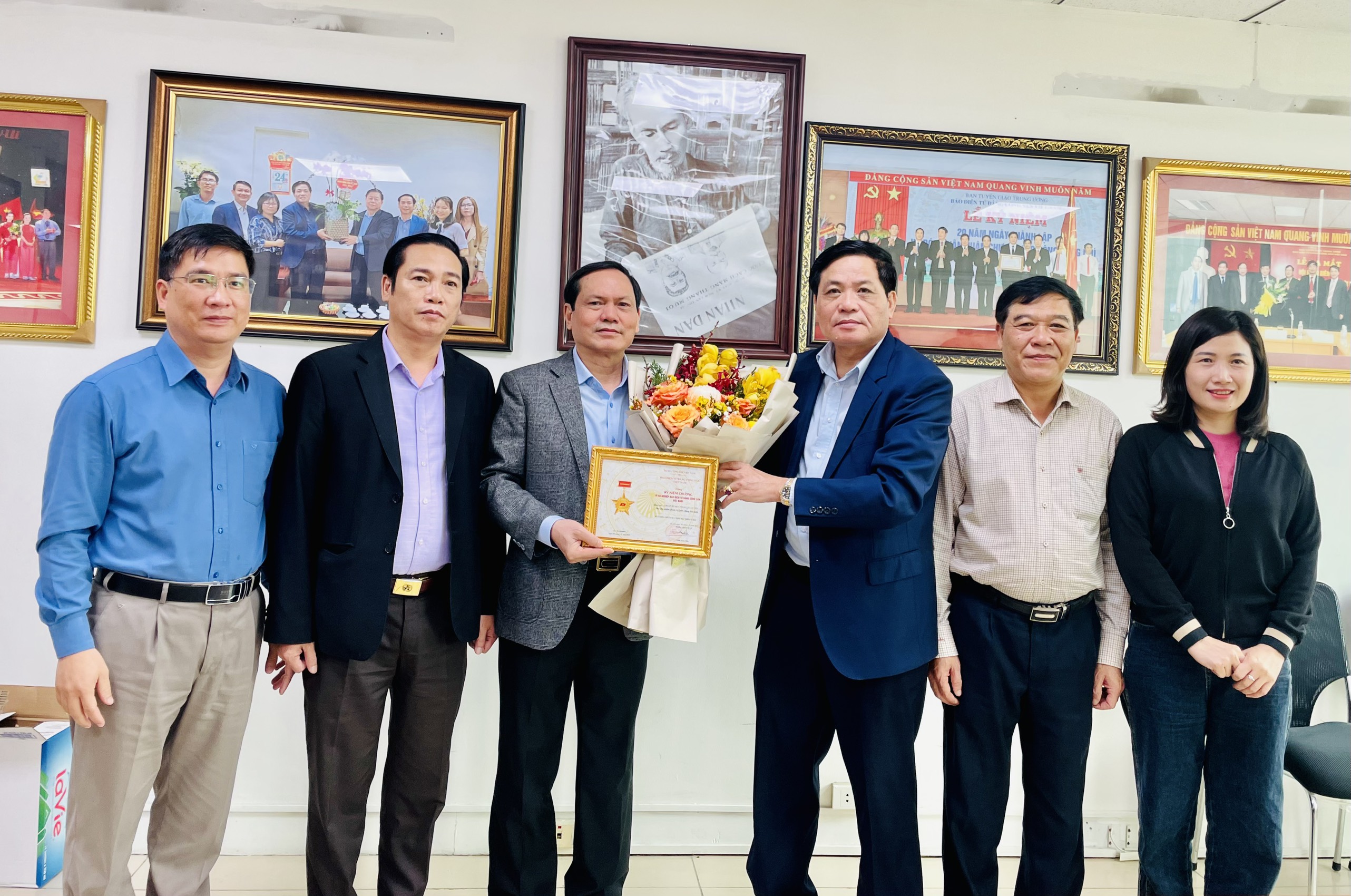 Trao tặng Kỷ niệm chương Vì sự nghiệp Báo điện tử Đảng Cộng sản Việt Nam cho Chuẩn đô đốc Phạm Văn Luyện