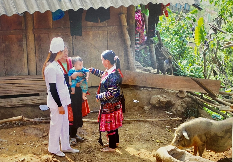Xây dựng chính sách đãi ngộ đối với cô đỡ thôn, bản