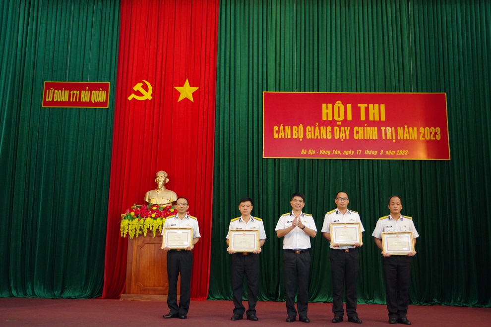 Sân chơi bổ ích của cán bộ giảng dạy chính trị