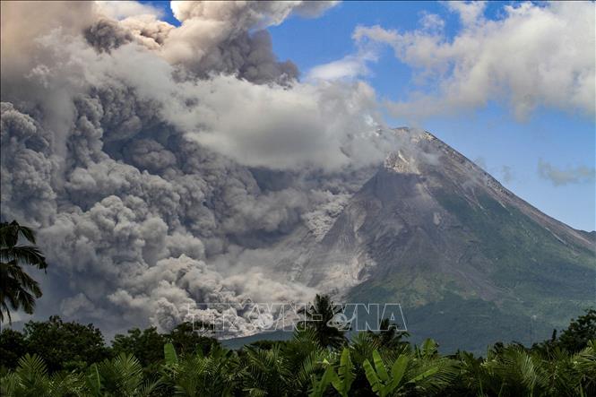 Indonesia Núi lửa Merapi tạo cột khói bụi cao 1 300m