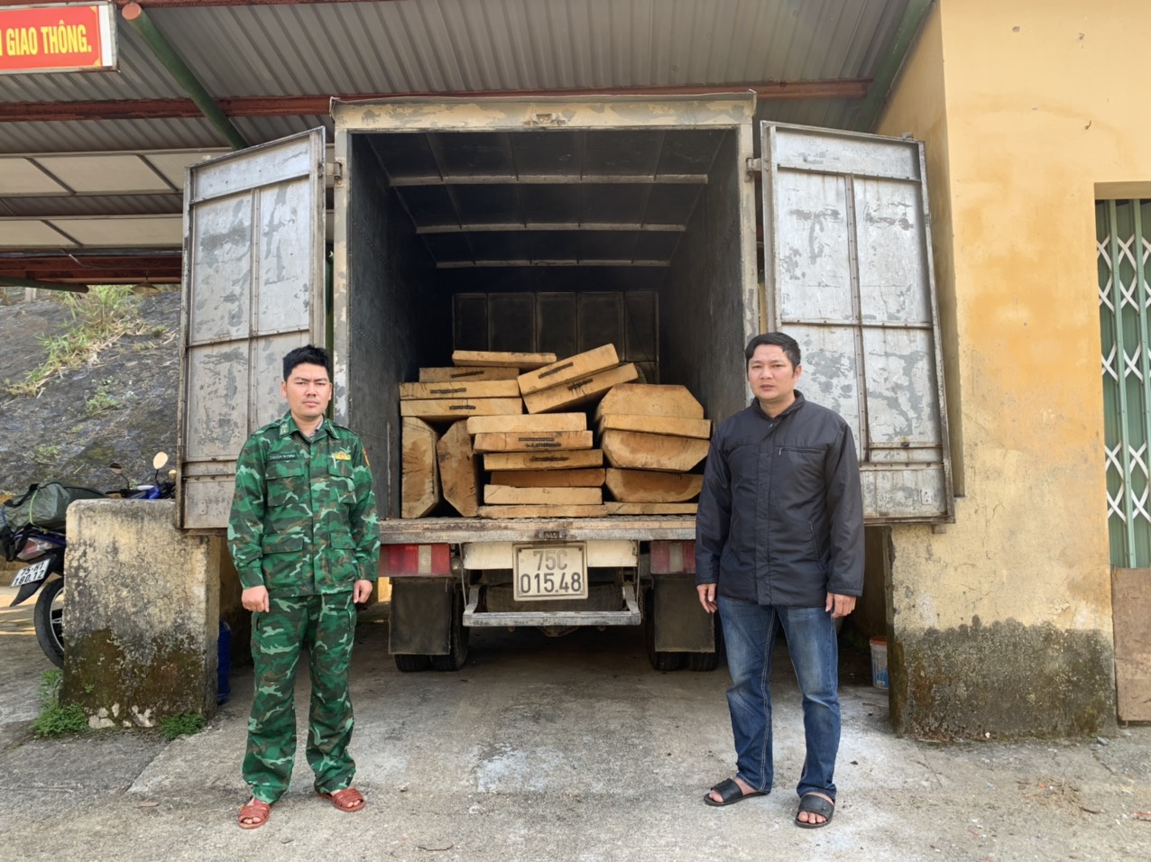 Thừa Thiên Huế Bắt giữ xe tải chở 19 phách gỗ không rõ nguồn gốc