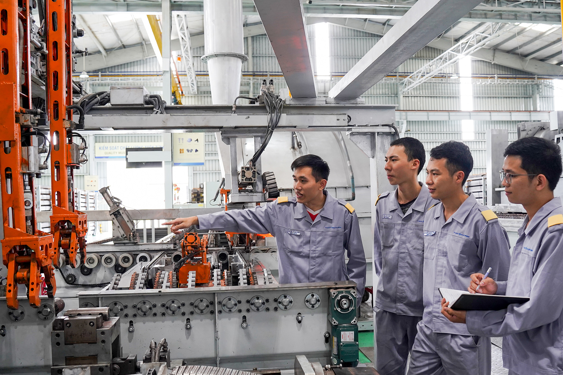 Nhà máy Nhíp ô tô cải tiến thành công hệ thống gia công tự động lá nhíp cán côn