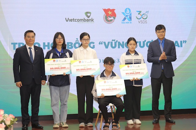 Dành 6 tỉ đồng trao học bổng “Vững tương lai” cho học sinh, sinh viên