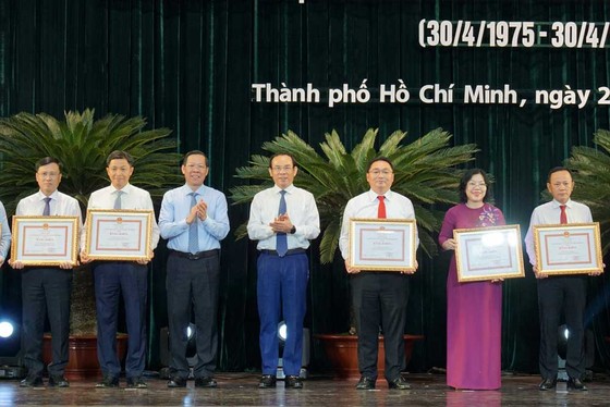 Thúc đẩy mạnh mẽ phong trào thi đua gắn với phát triển kinh tế- xã hội của TP Hồ Chí Minh