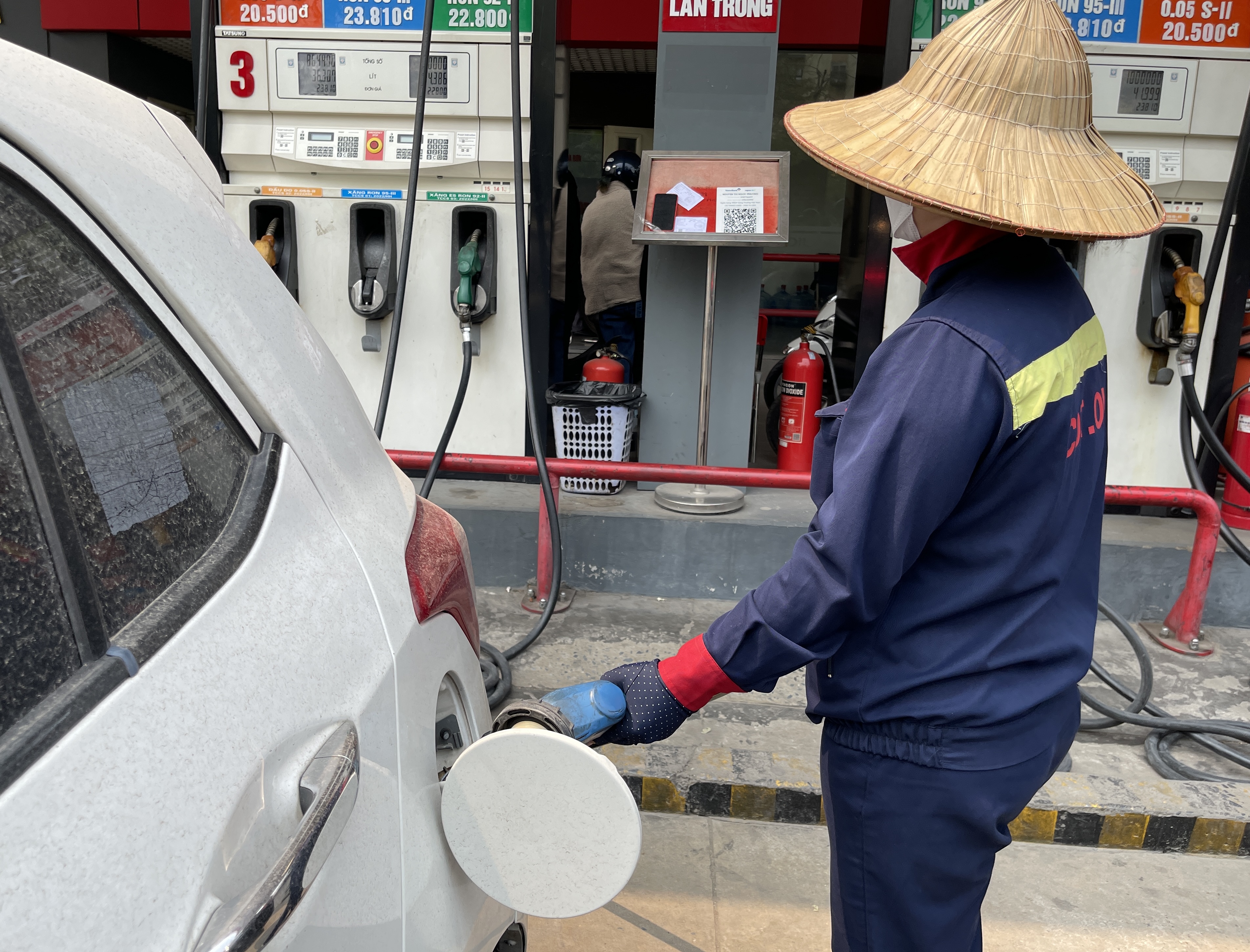 Giá xăng giảm 780 đồng lít