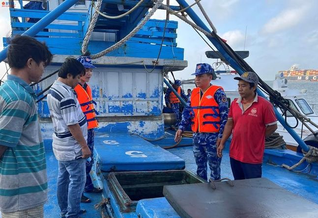 Bắt giữ tàu chở 60 nghìn lít dầu DO không rõ nguồn gốc