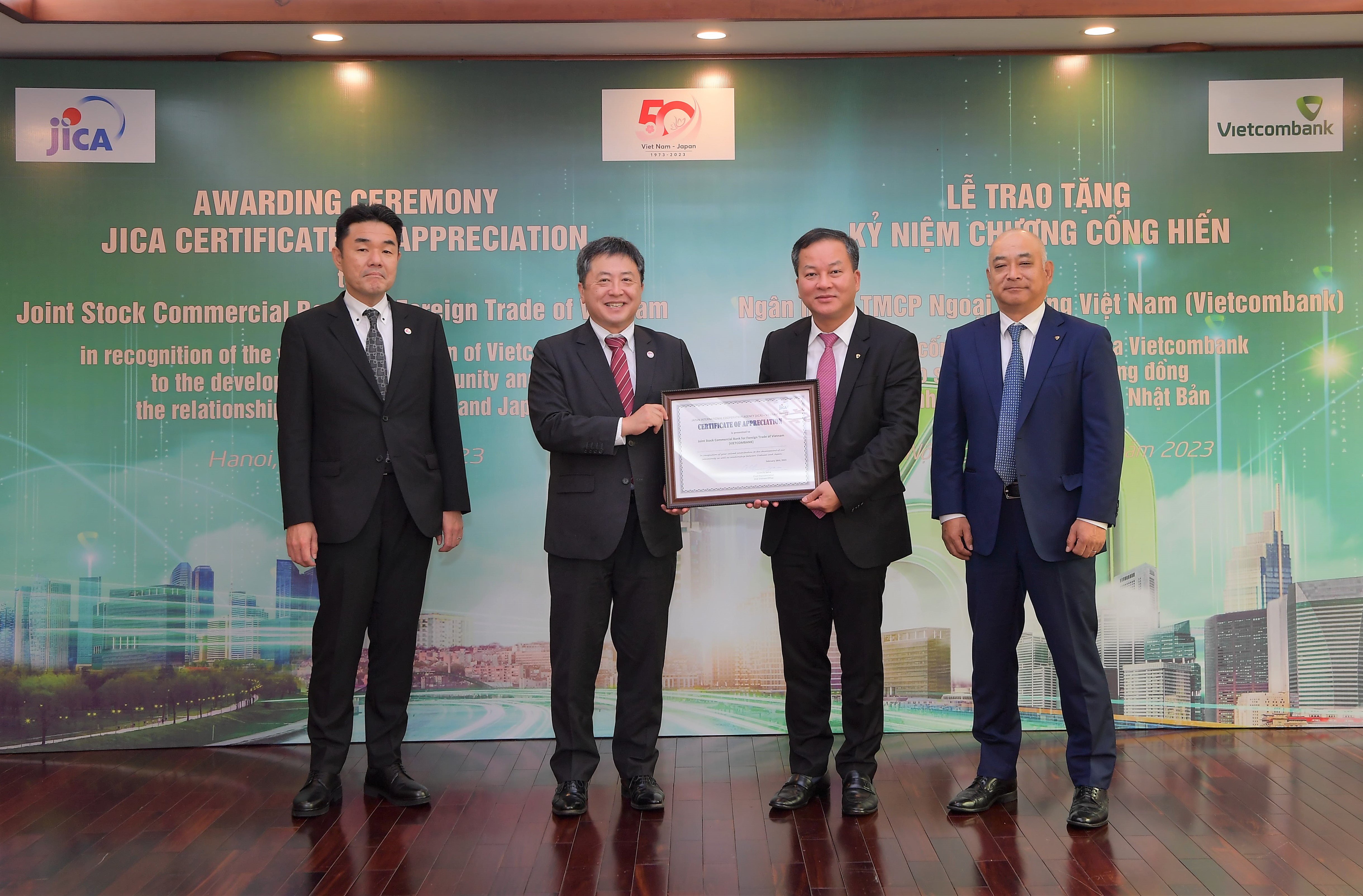 JICA trao tặng kỷ niệm chương cho Vietcombank