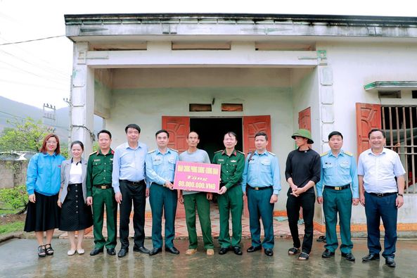Bộ đội Phòng không - Không quân hỗ trợ các gia đình chính sách