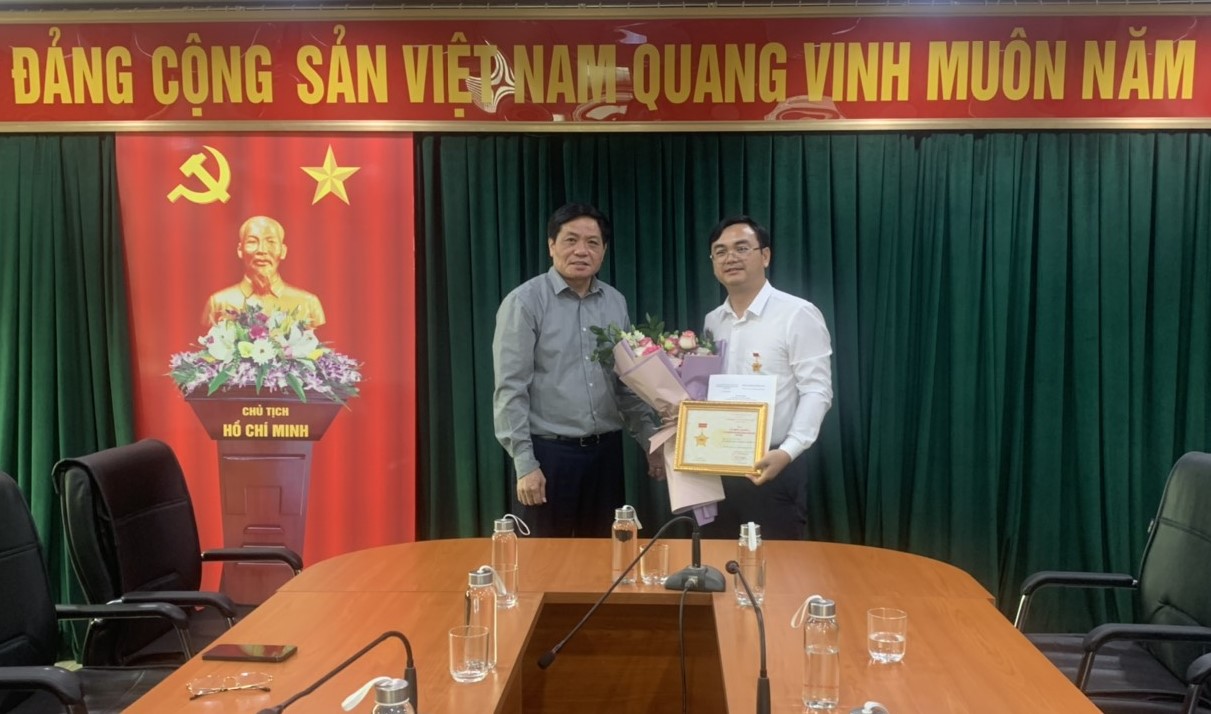 Trao Kỷ niệm chương Vì sự nghiệp Báo điện tử Đảng Cộng sản Việt Nam tặng ông Phan Văn Hiệu