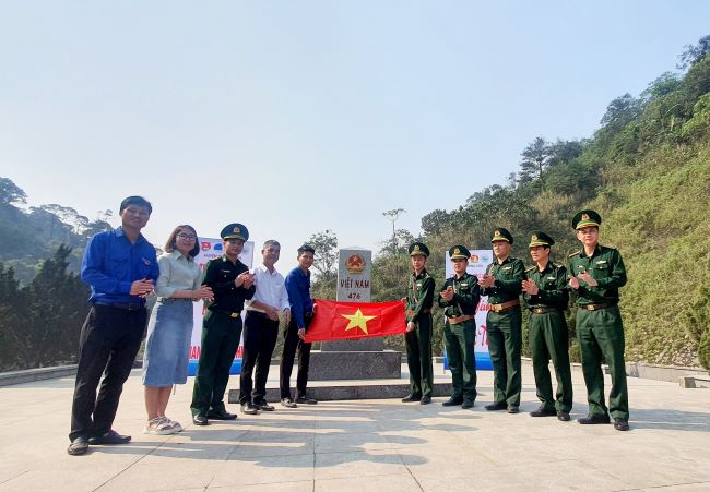 Chào cờ tháng Ba biên giới 2023” tại cột mốc biên giới Việt - Lào