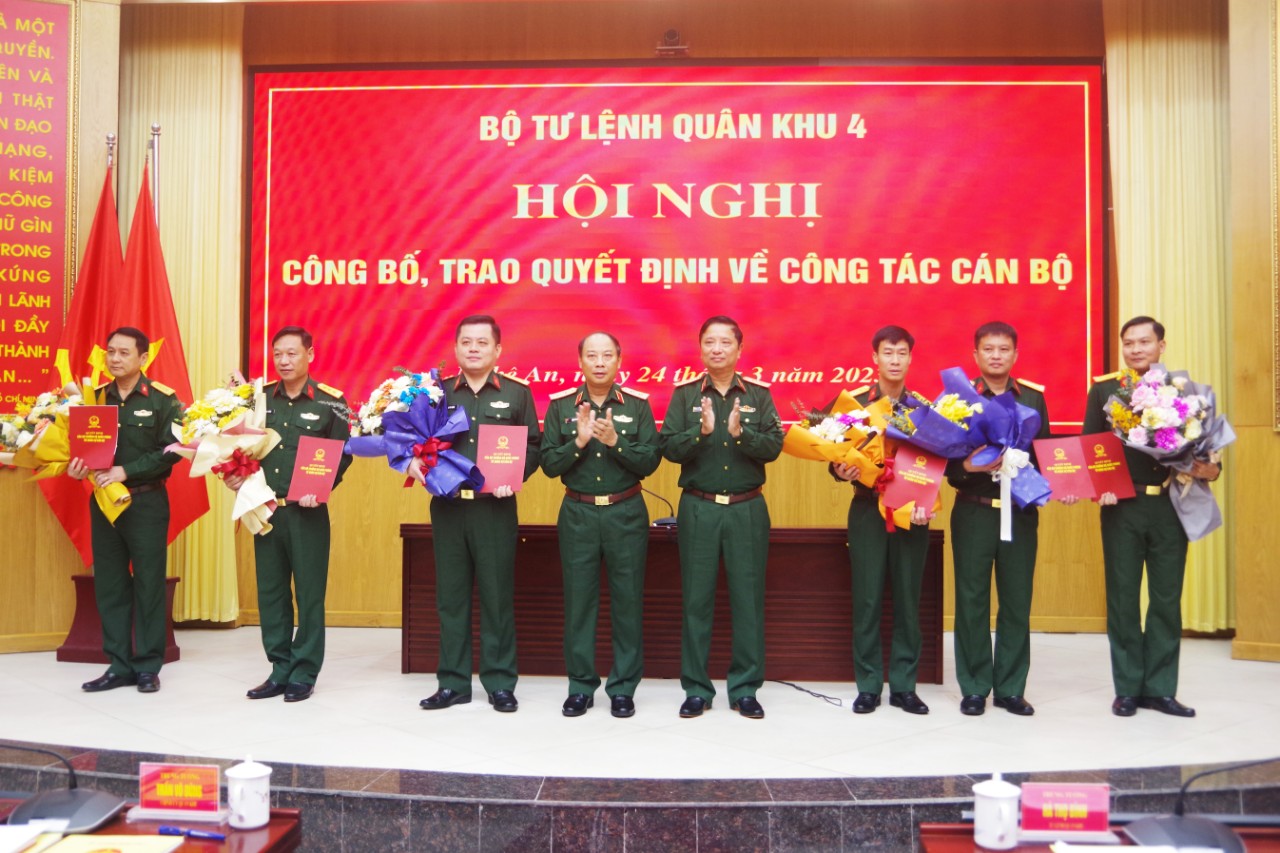 Bộ tư lệnh Quân khu 4 trao quyết định về công tác cán bộ tại Thừa Thiên Huế