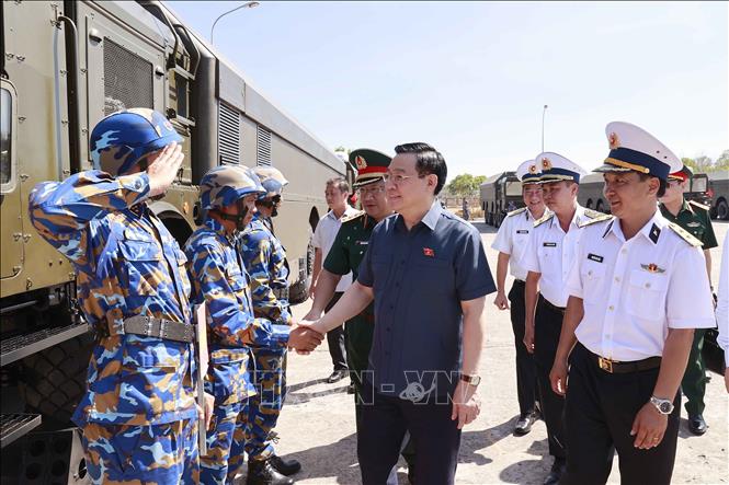 Chủ tịch Quốc hội Vương Đình Huệ thăm, làm việc với Lữ đoàn 681, Vùng 2 Hải quân