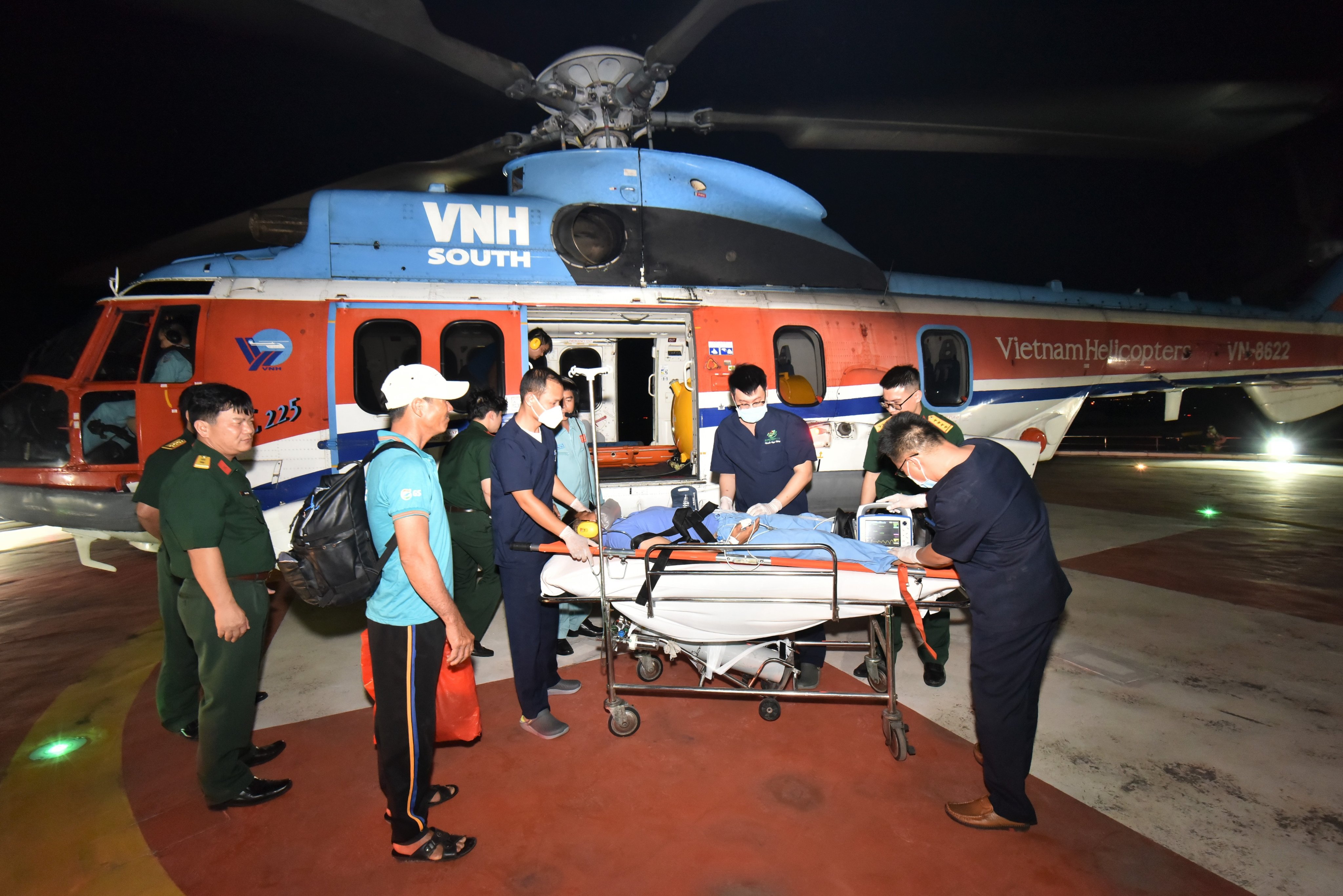 Đưa ngư dân bị giảm áp do lặn sâu từ Trường Sa về đất liền điều trị