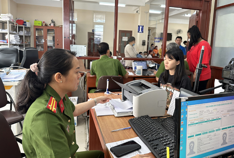Công an TP Hồ Chí Minh ra quân cấp CCCD gắn chip cho học sinh