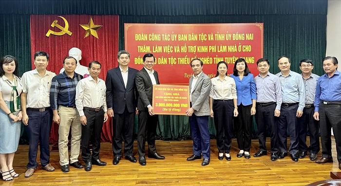 Trao hỗ trợ làm nhà ở cho đồng bào dân tộc thiểu số nghèo