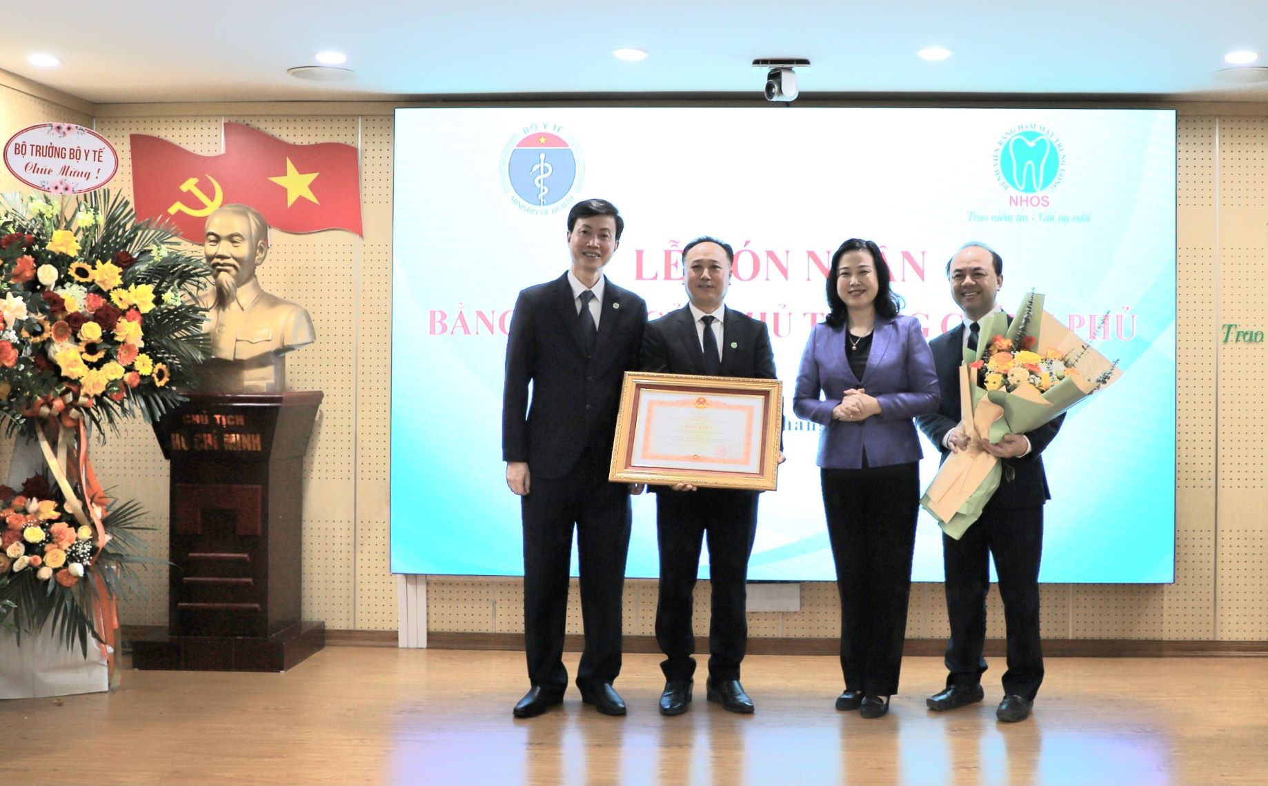 Bệnh viện Răng Hàm Mặt Trung ương Hà Nội nhận Bằng khen của Thủ tướng Chính phủ
