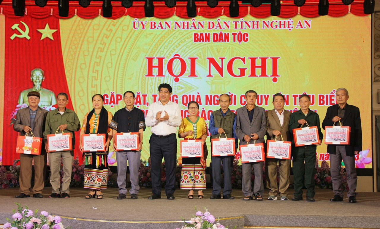 Nghệ An Gặp mặt, tuyên dương Người có uy tín tiêu biểu trong đồng bào DTTS