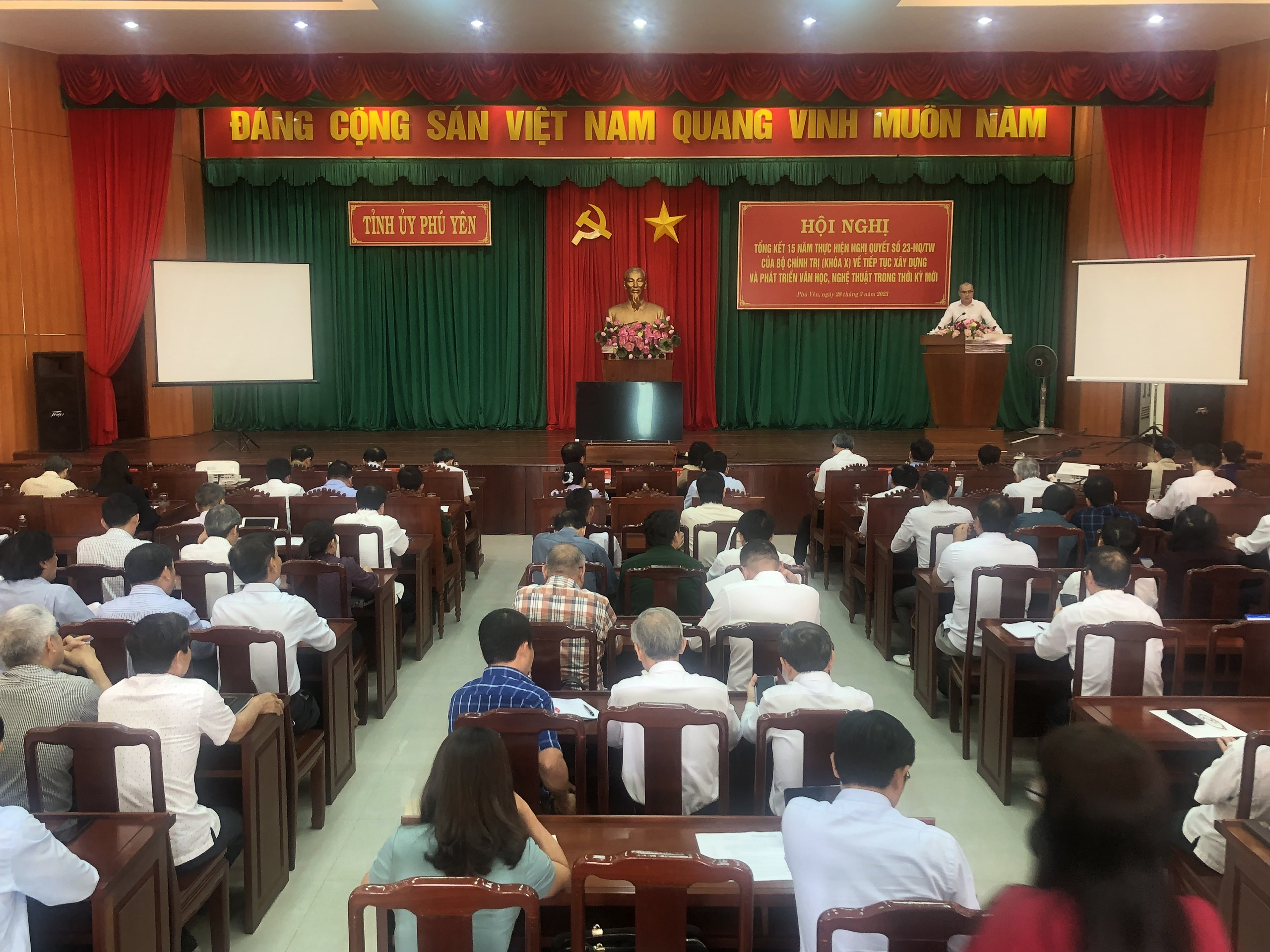 Văn học, nghệ thuật hướng con người vươn tới những giá trị chân - thiện - mỹ