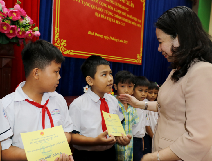 Phó Chủ tịch nước Võ Thị Ánh Xuân tặng quà cho gia đình chính sách tỉnh Bình Dương