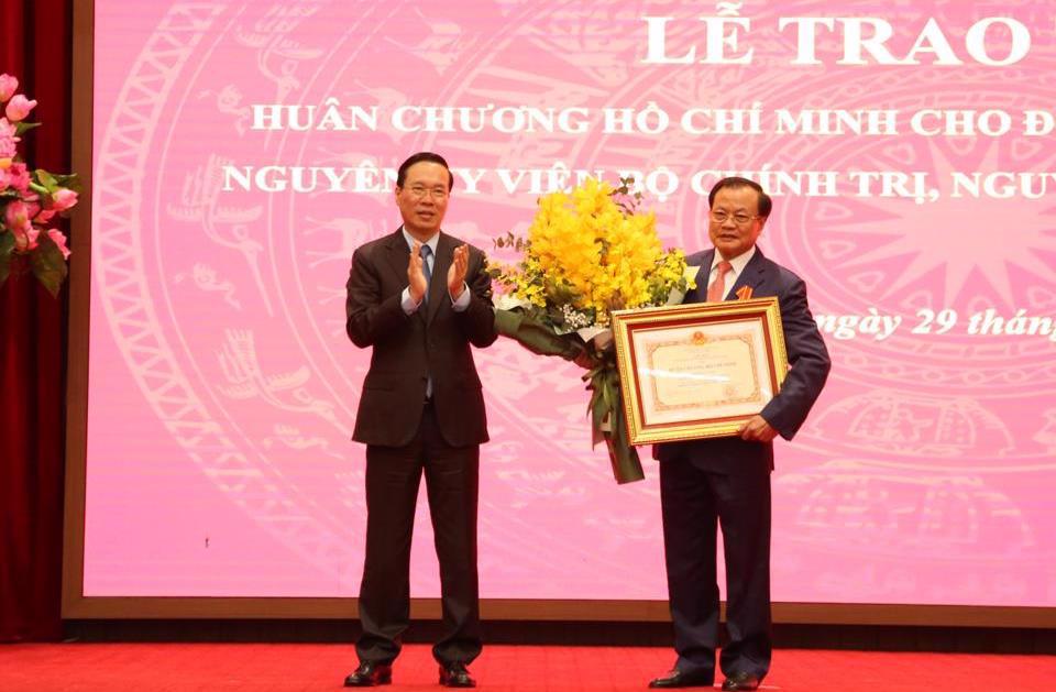 Chủ tịch nước trao Huân chương Hồ Chí Minh tặng đồng chí Phạm Quang Nghị