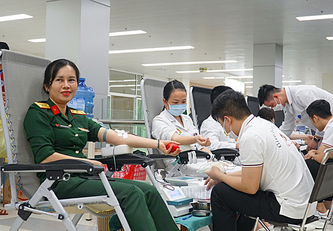 “Trao giọt hồng yêu thương”