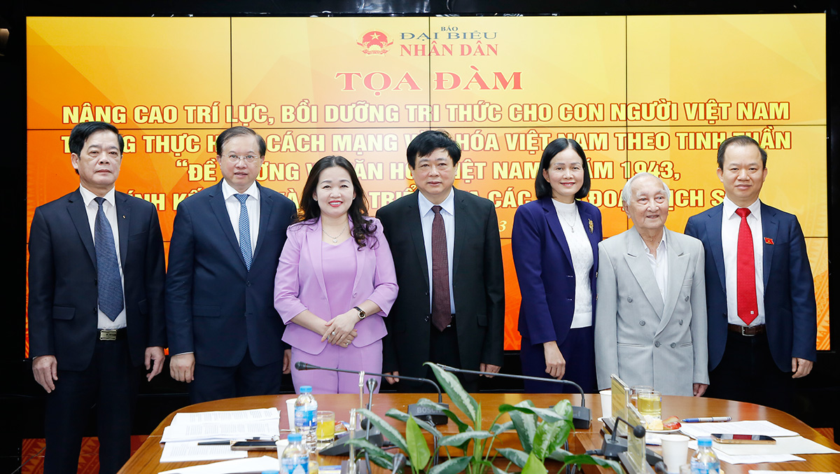 Nâng cao trí lực, bồi dưỡng tri thức cho con người Việt Nam