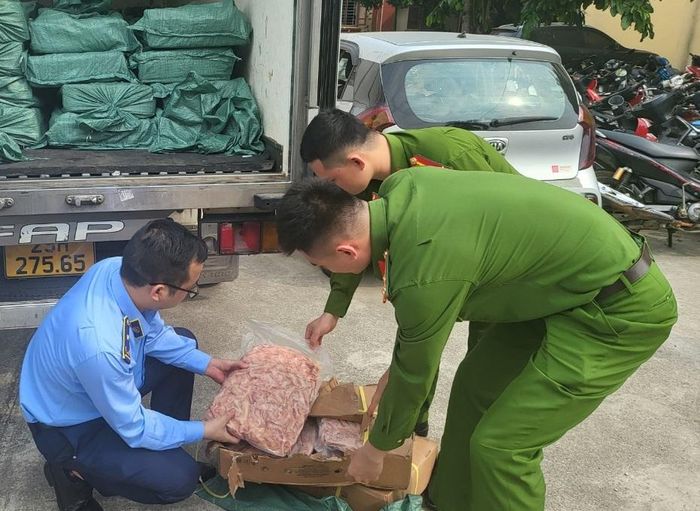 Lạng Sơn Thu giữ 2 tấn chân gà rút xương không rõ nguồn gốc