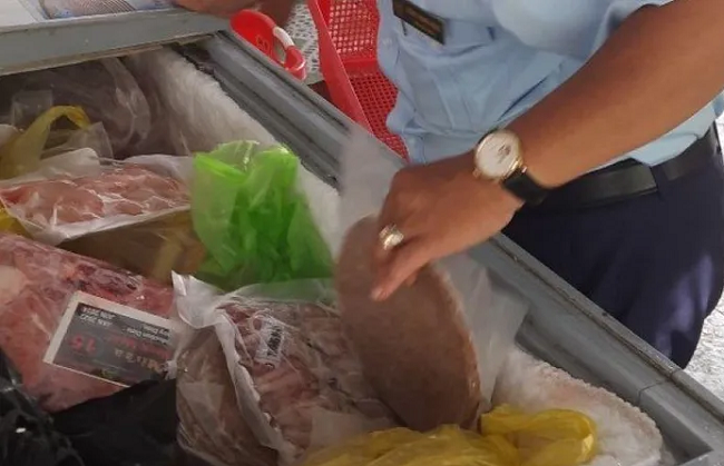 Phát hiện gần 2 tạ thịt trâu, bò đông lạnh nhập lậu