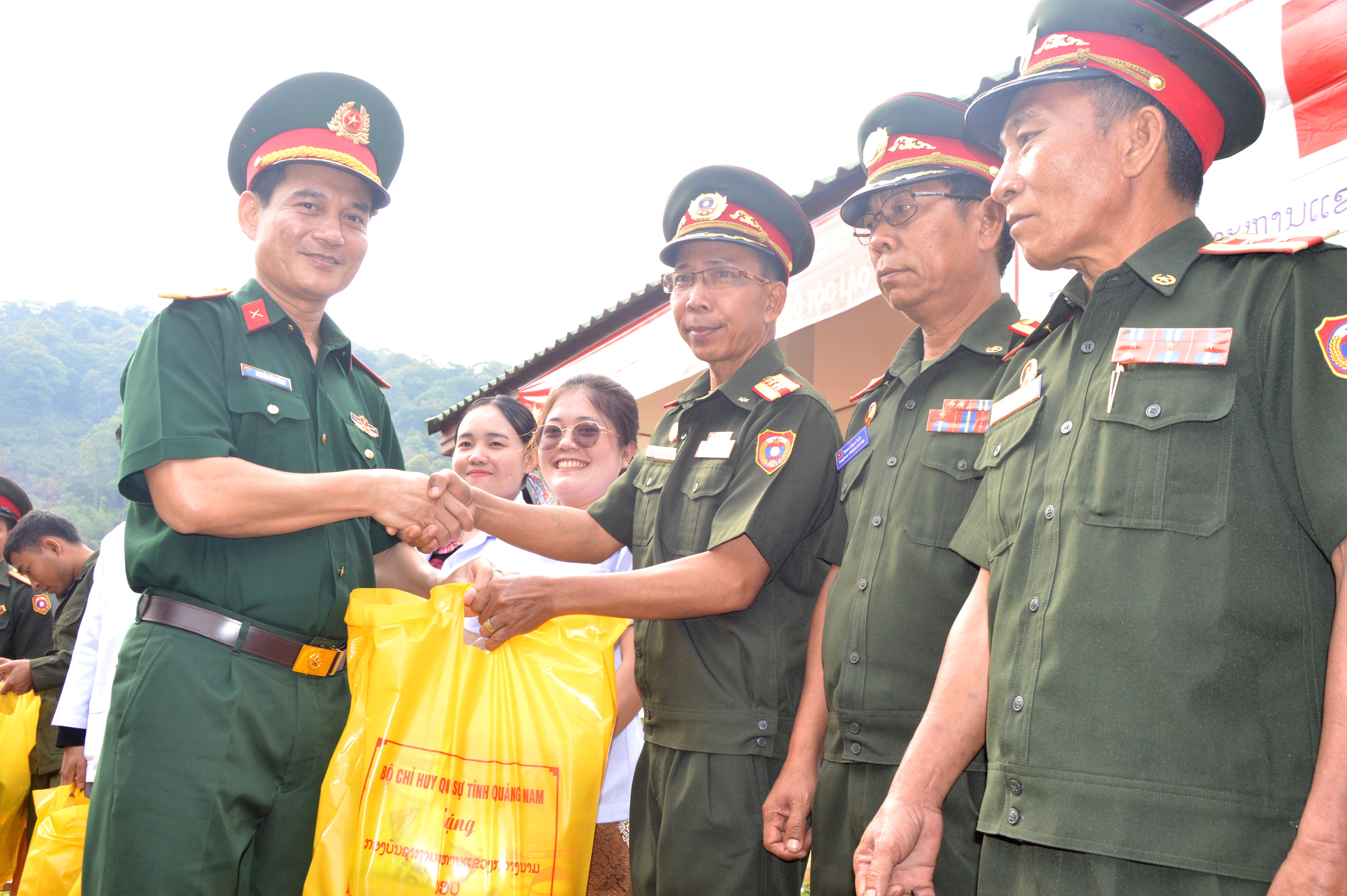 Thăm, tặng quà và khám bệnh cho nhân dân vùng giáp biên Lào